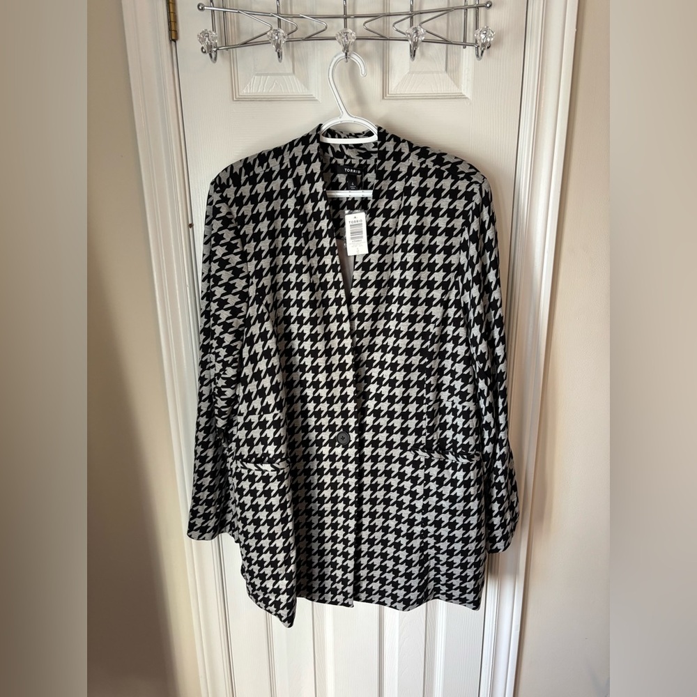 TORRID BNWT - Black and White Houndstooth Blazer